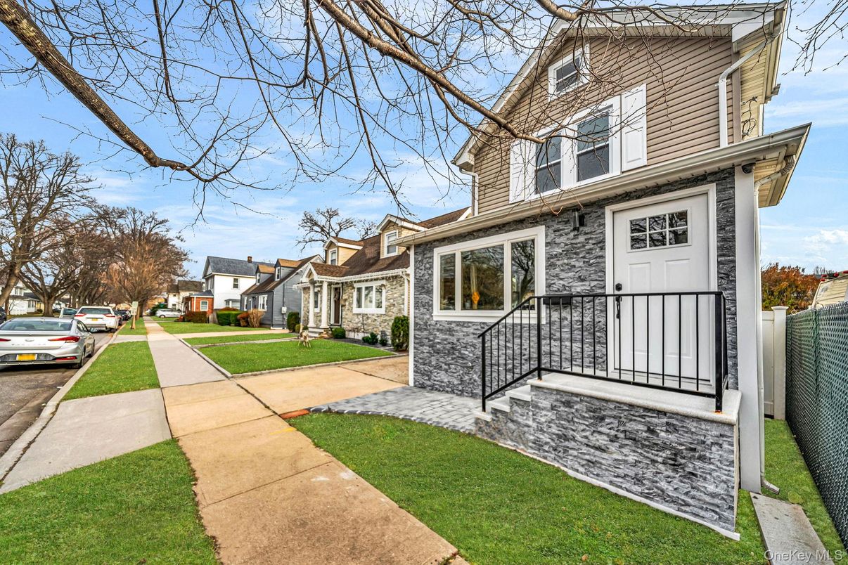 Exterior, Facade, American Foursquare