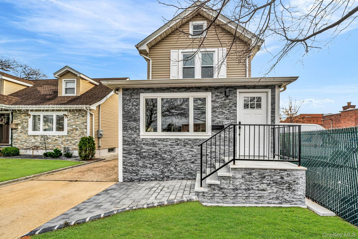 Attached, Exterior, Facade, Queen Anne Victorian