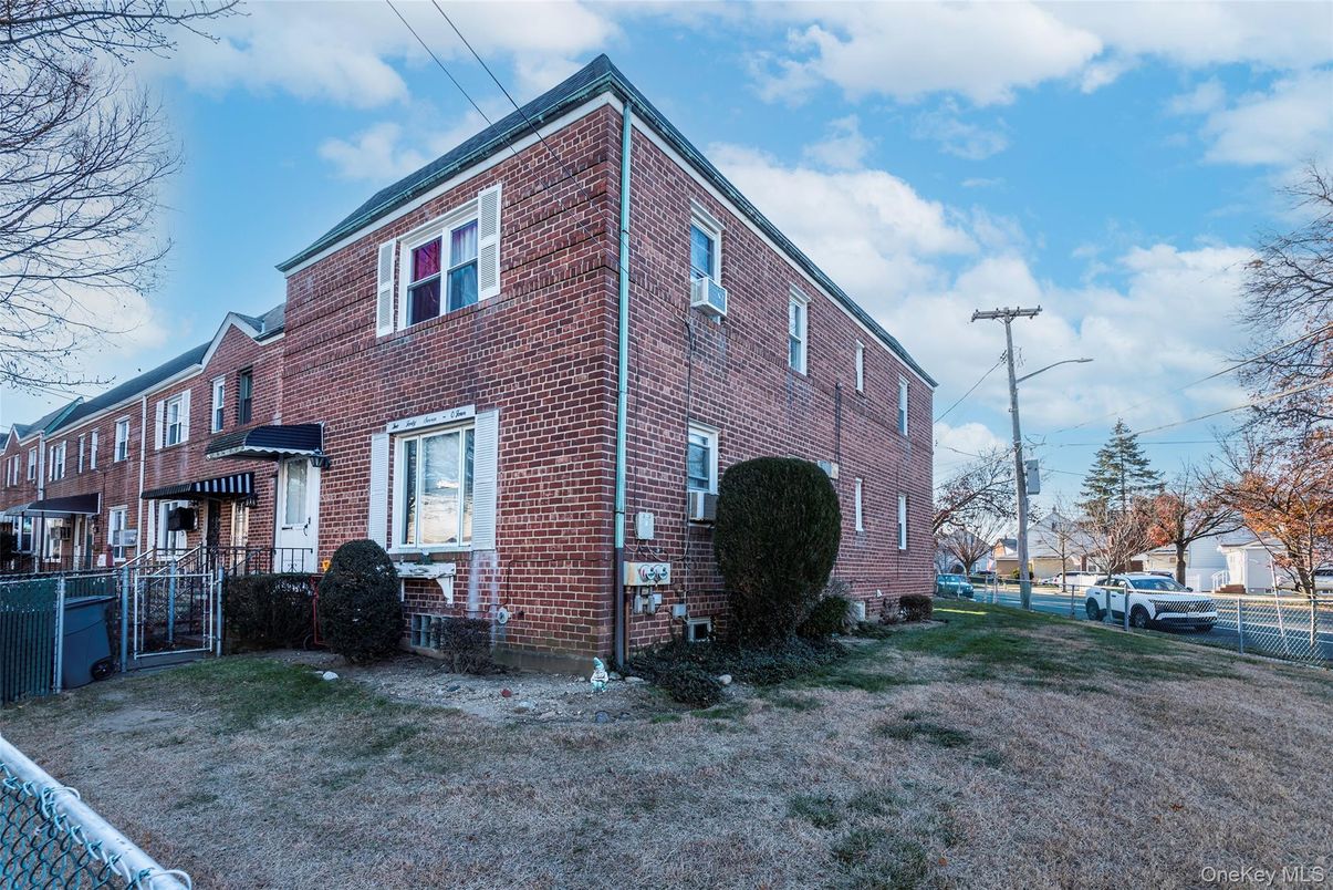 Exterior, Facade, Brick Facade, Rowhouse