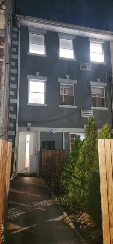 Exterior, Facade, Rowhouse