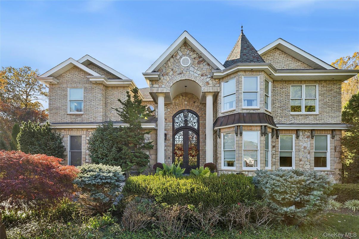 Exterior, Facade, Queen Anne Victorian