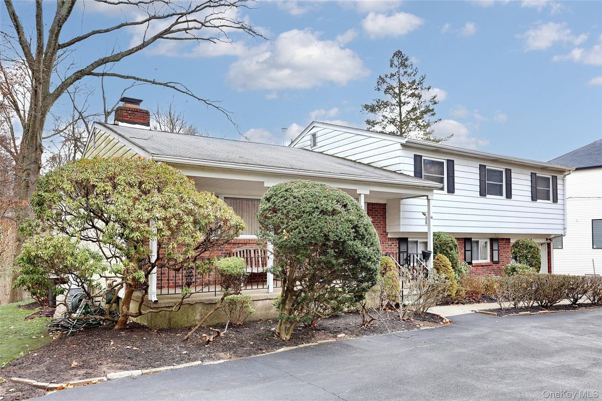 Exterior, Facade, Brick Facade, Raised Ranch