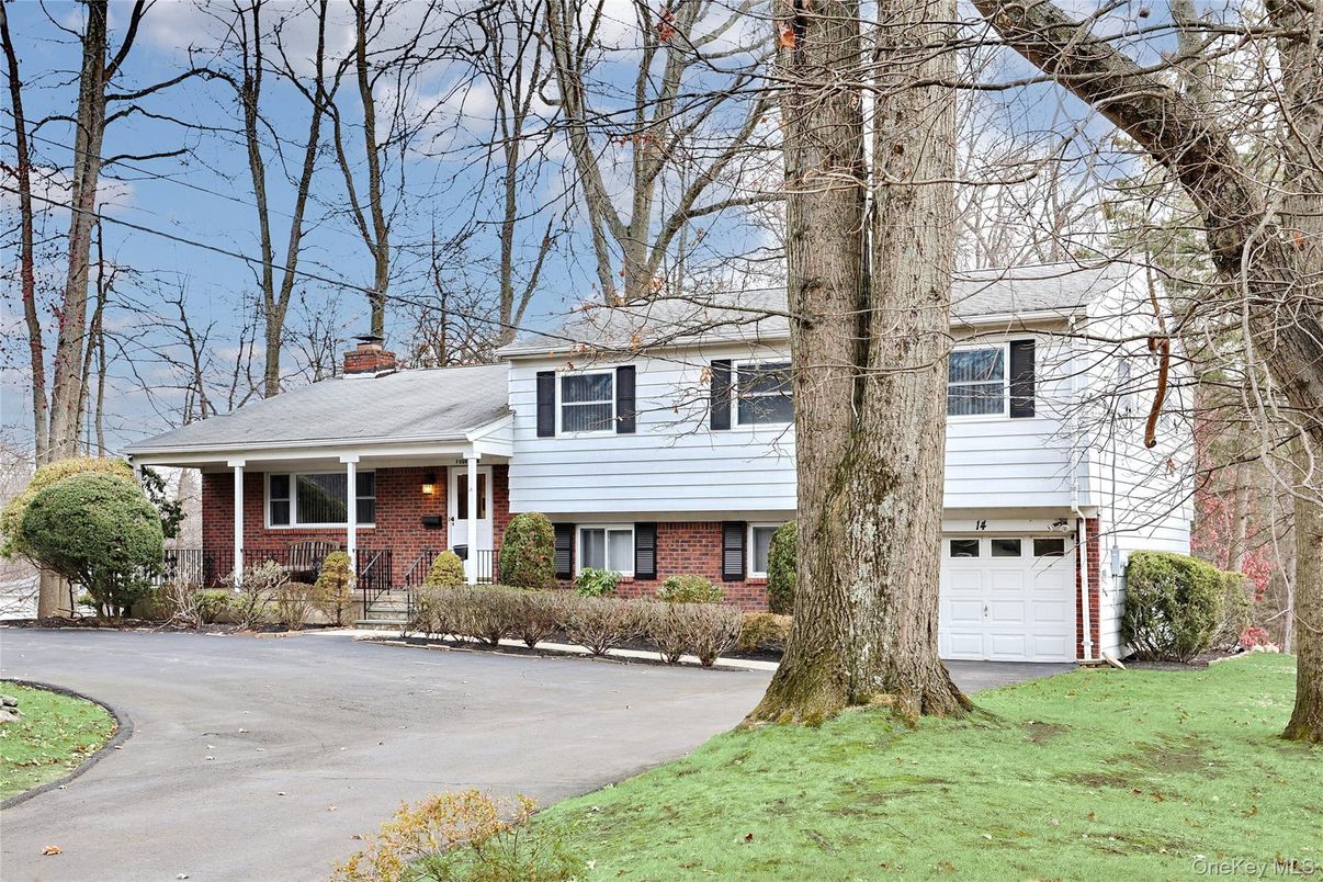 Attached, Exterior, Facade, Brick Facade, Split Level