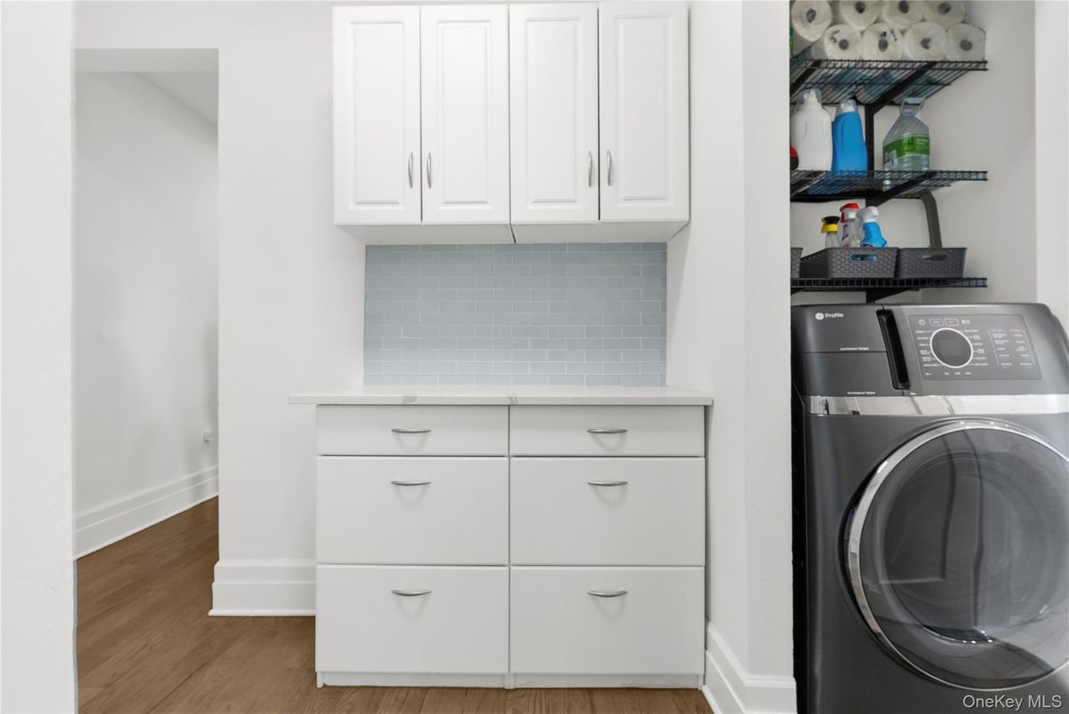 Interior, Washer, Wood Texture Flooring