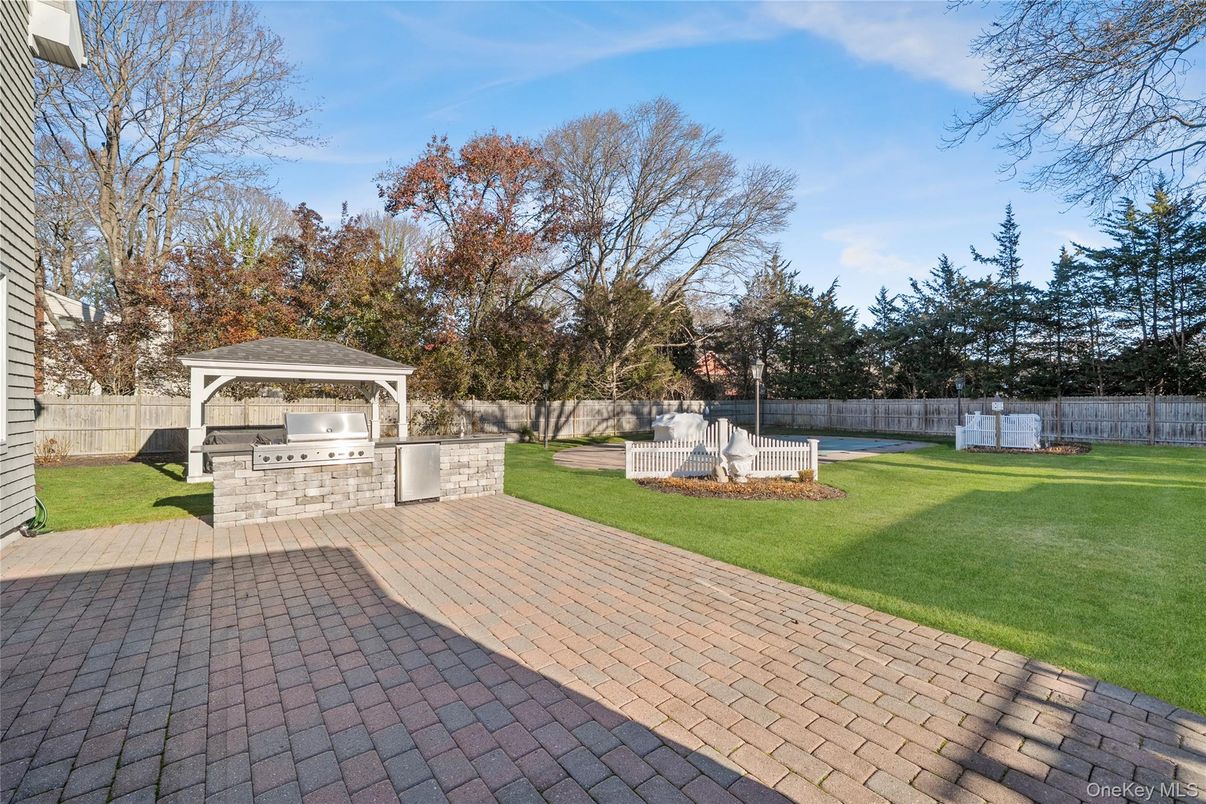 Backyard, Exterior, Outdoor Kitchen