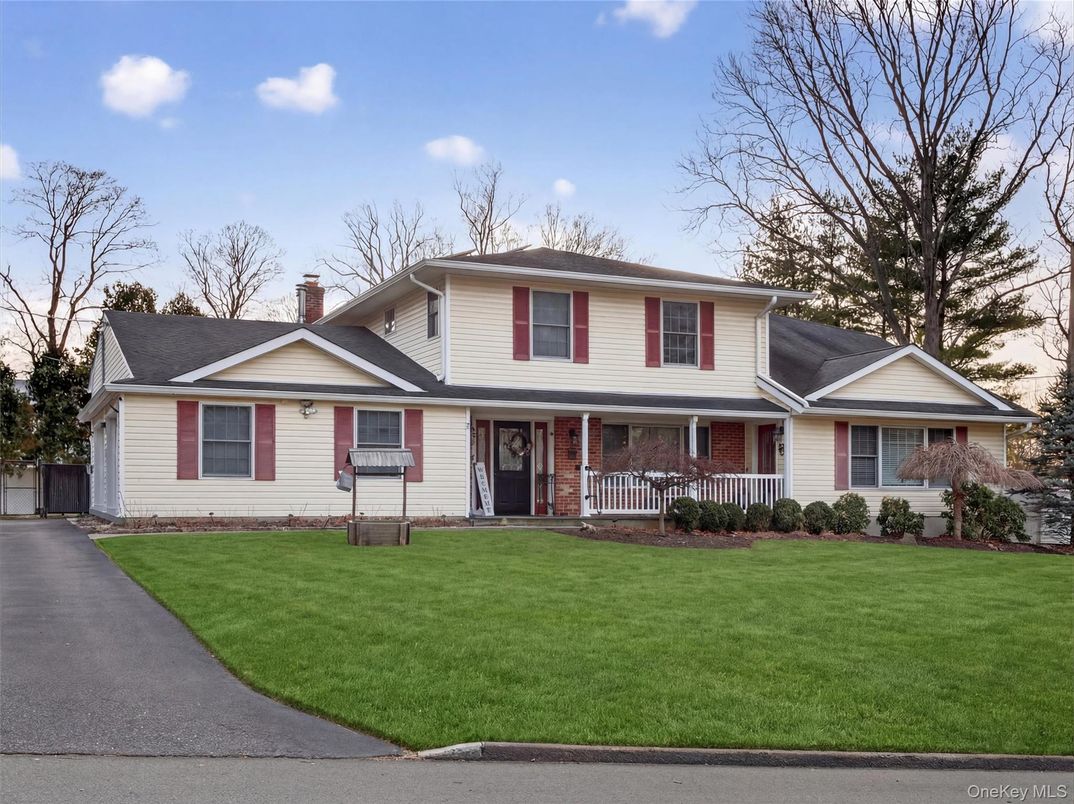 Attached, Exterior, Facade, Split Level