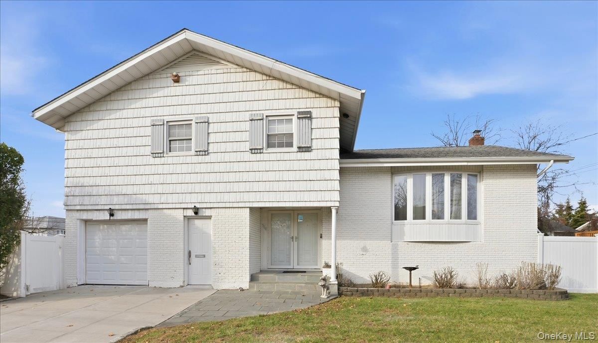 Attached, Exterior, Facade, Brick Facade, Split Level