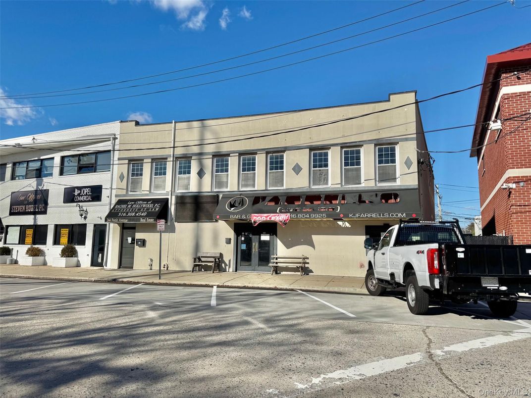 Exterior, Facade, Rowhouse