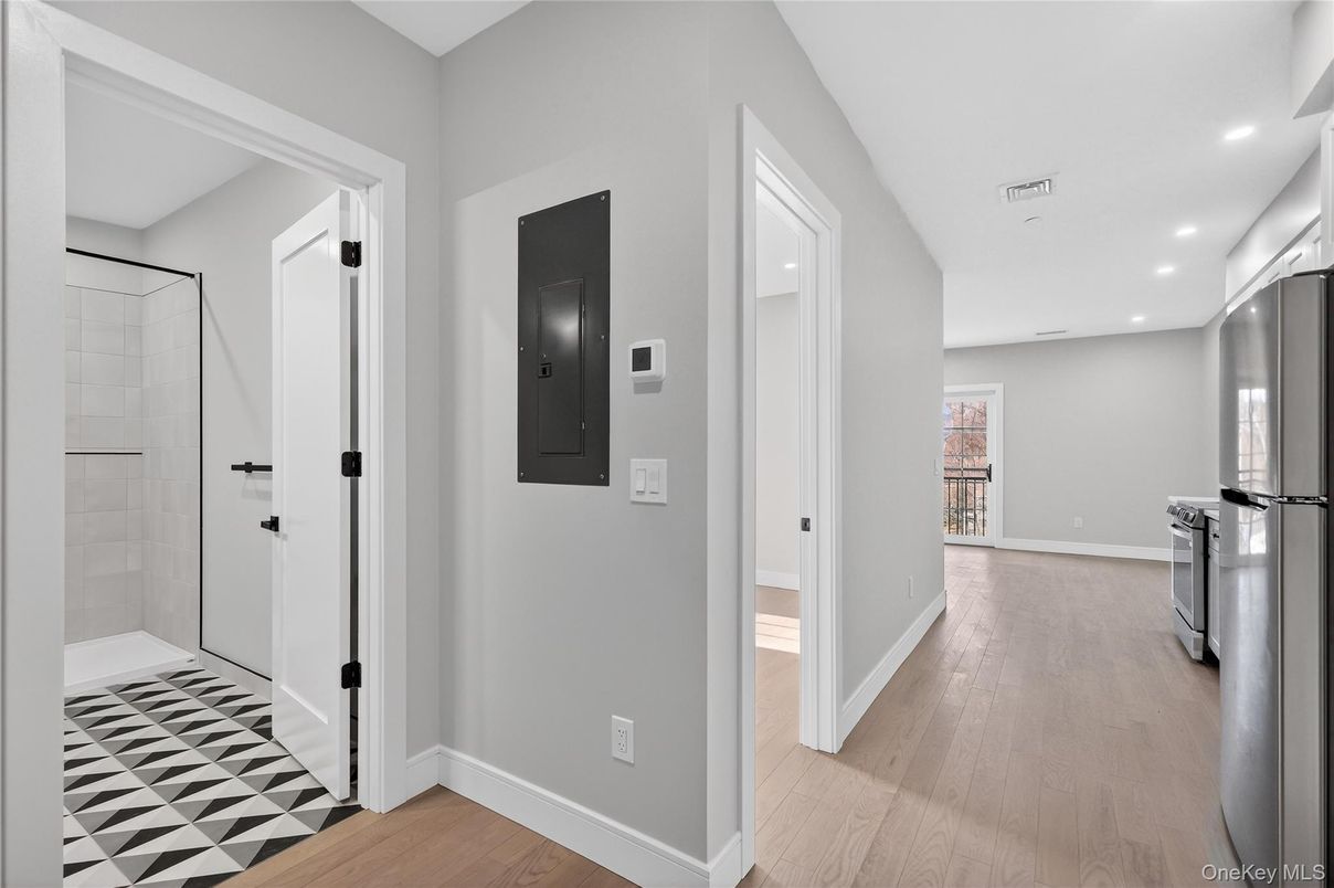Interior, Recessed Lighting, Wood Texture Flooring