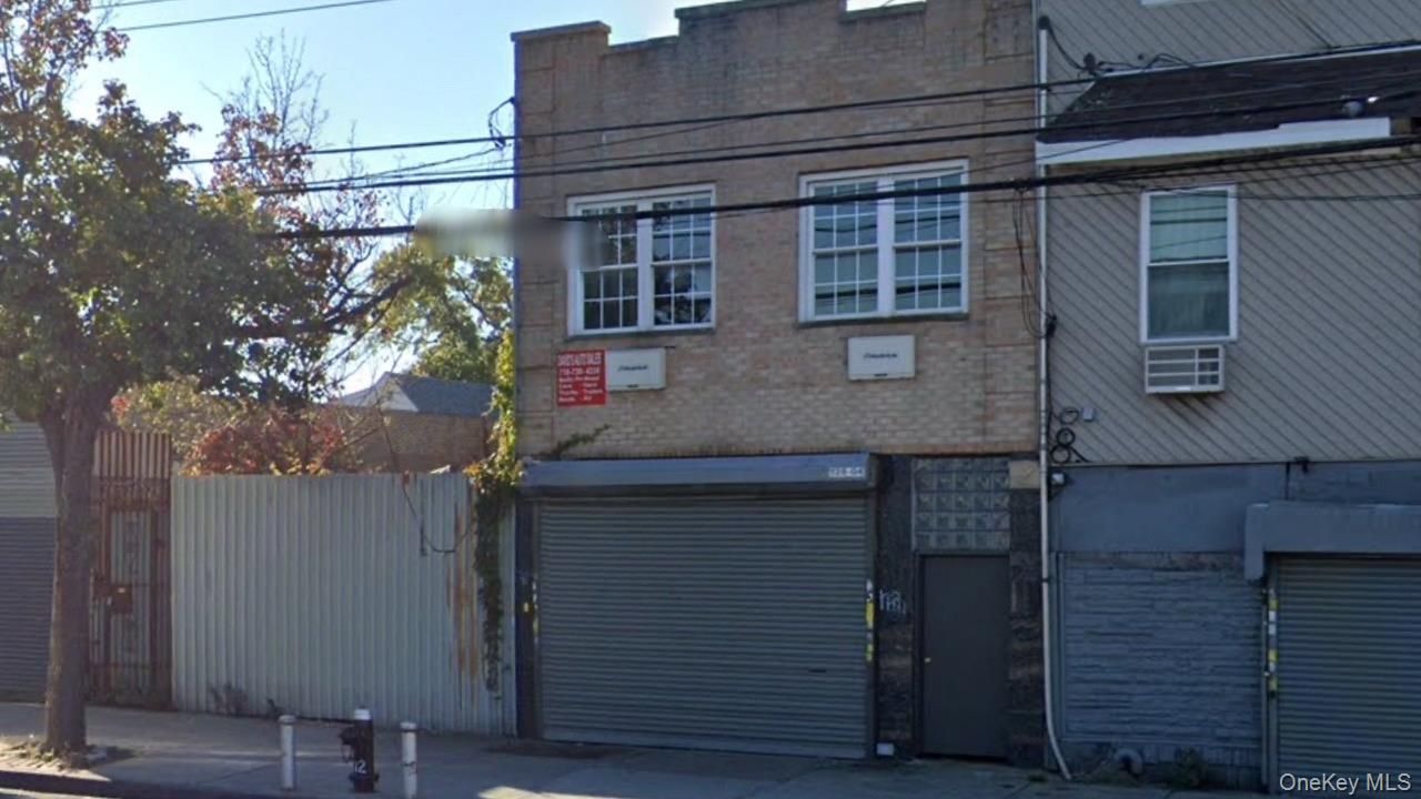 Attached, Exterior, Facade, Rowhouse