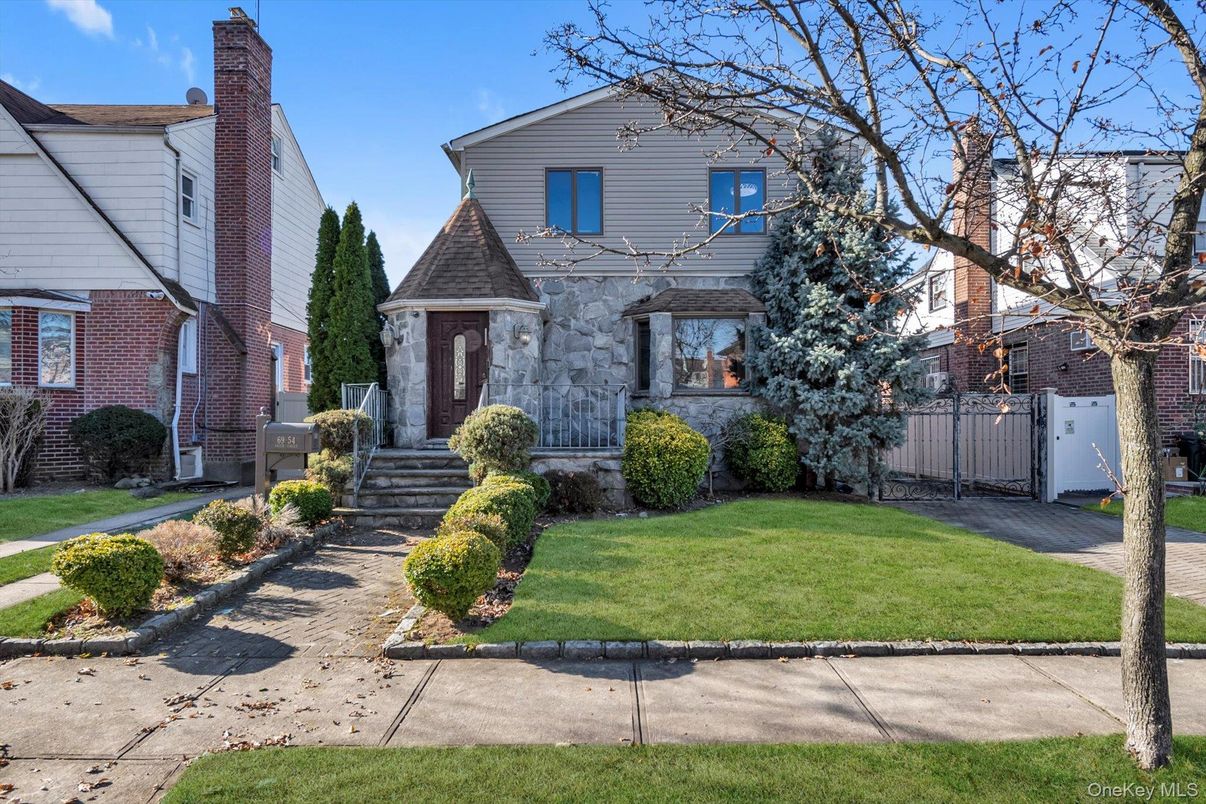 Exterior, Facade, Brick Facade, Queen Anne Victorian
