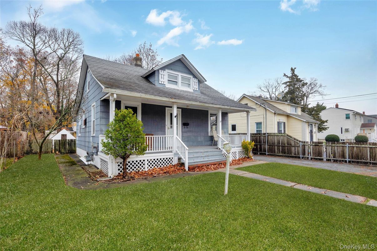 Exterior, Facade, Cape Cod