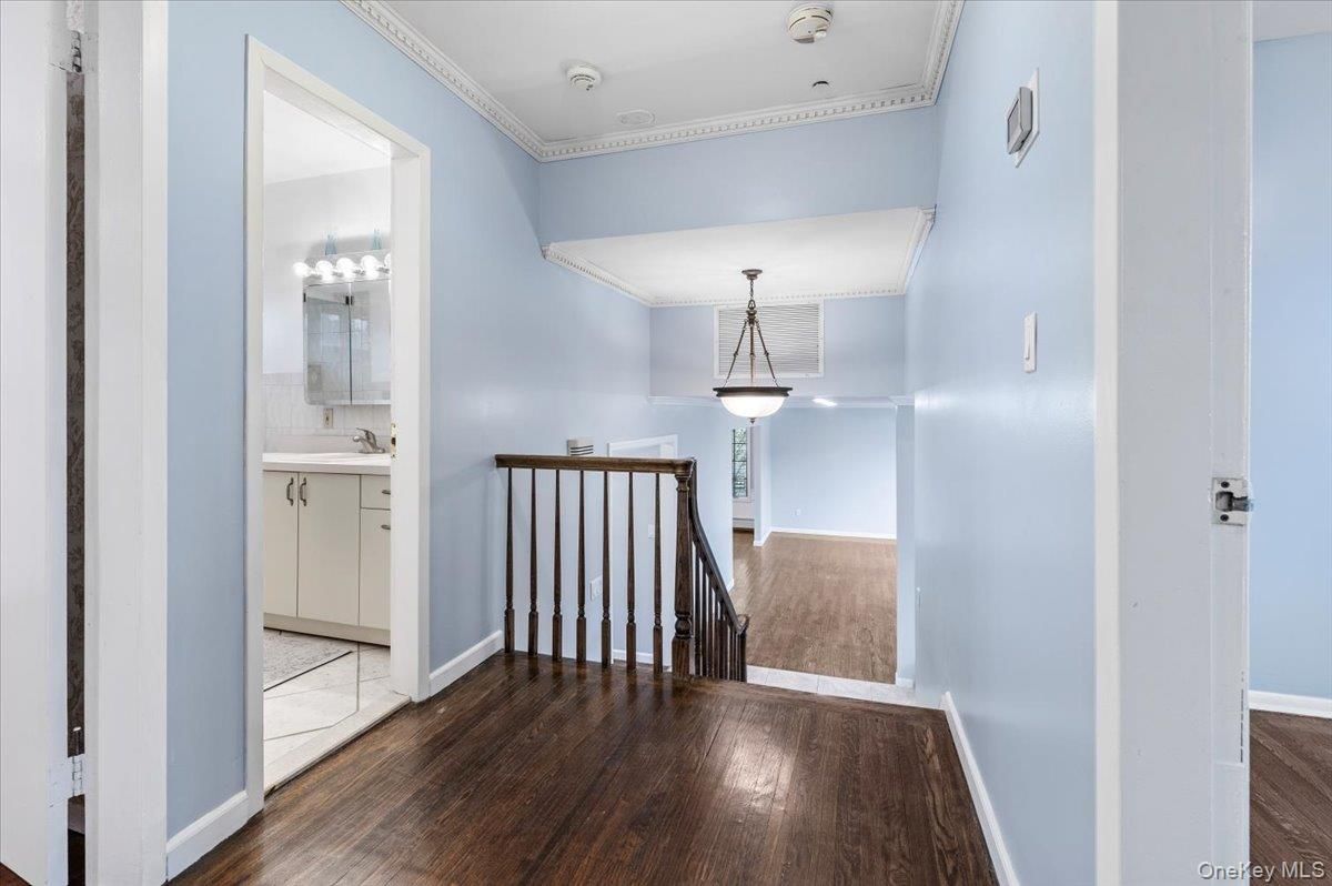 Bathroom, Interior, Pendant Lights, Wood Texture Flooring