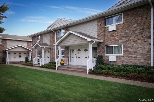 Exterior, Facade, Brick Facade, American Craftsman