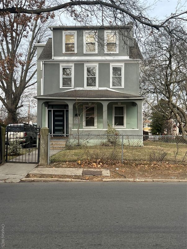 Exterior, Facade, Rowhouse