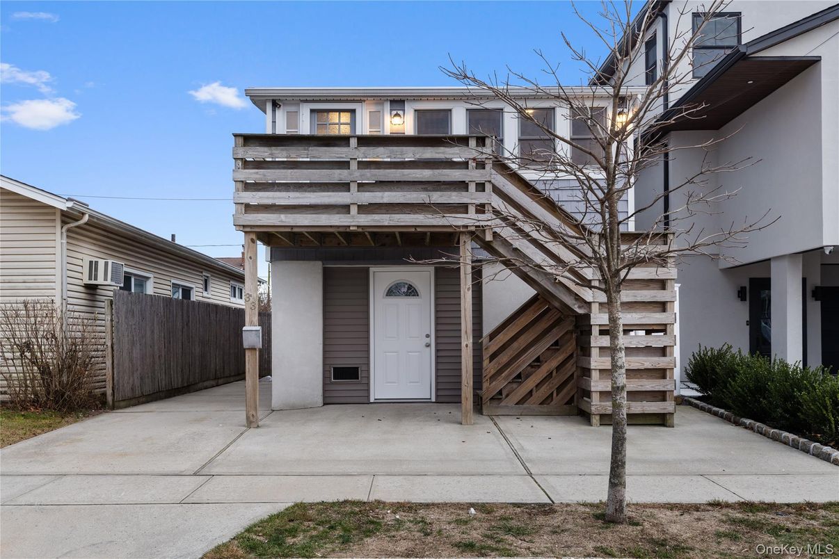 Exterior, Facade, Modern