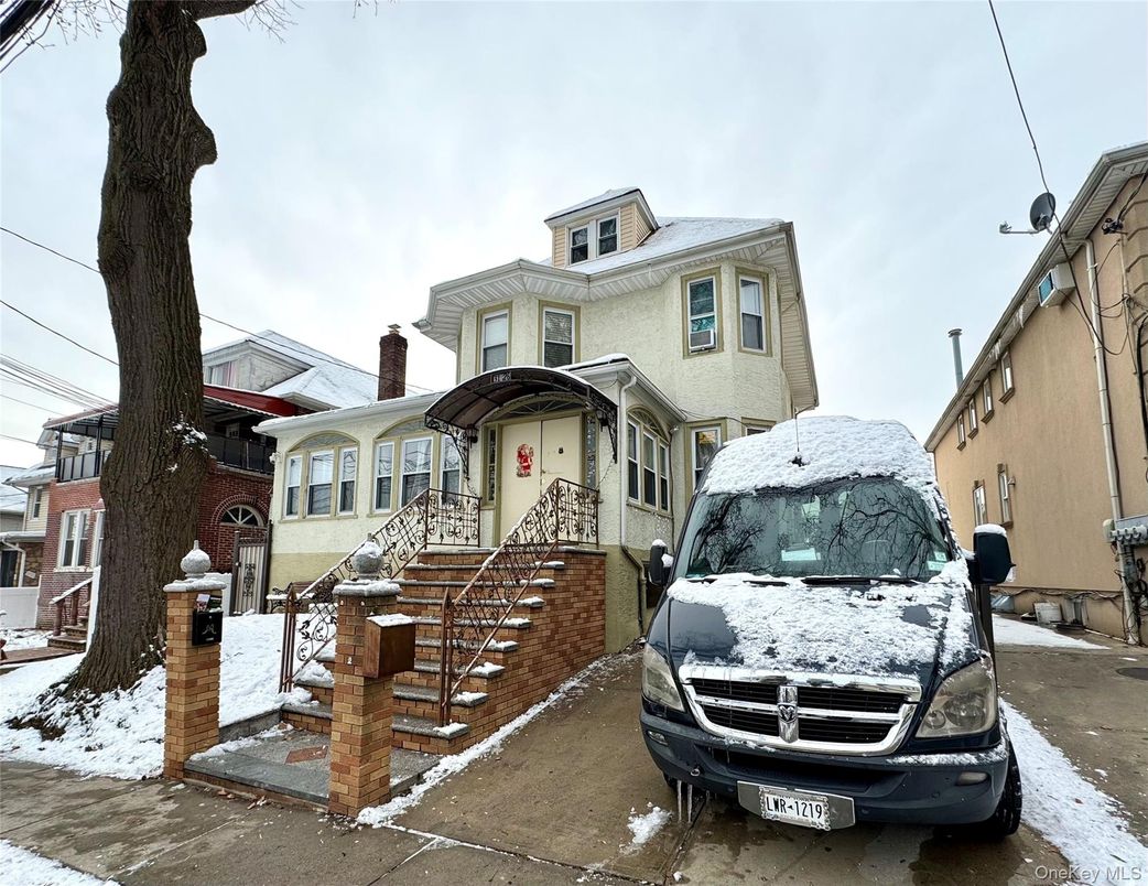 Exterior, Facade, Rowhouse