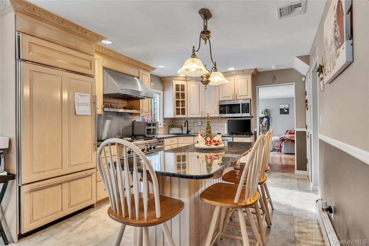 Dining room, Interior, Kitchen, Pendant Lights, Recessed Lighting, Stainless Steel Appliances