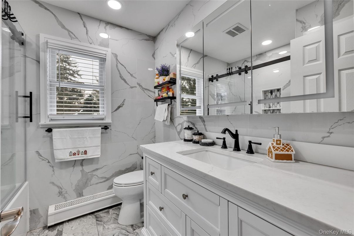 Bathroom, Interior, Marble, Marble Walls, Recessed Lighting