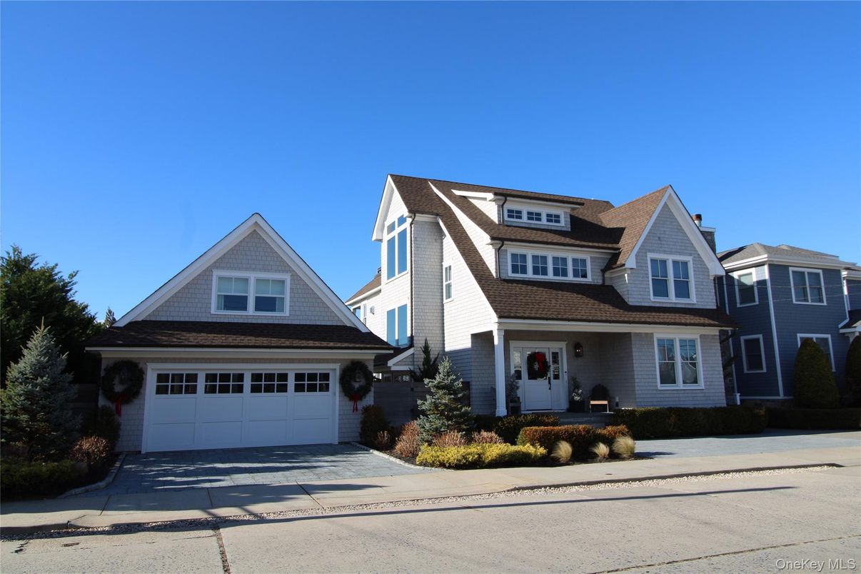 Attached, Exterior, Facade, Queen Anne Victorian