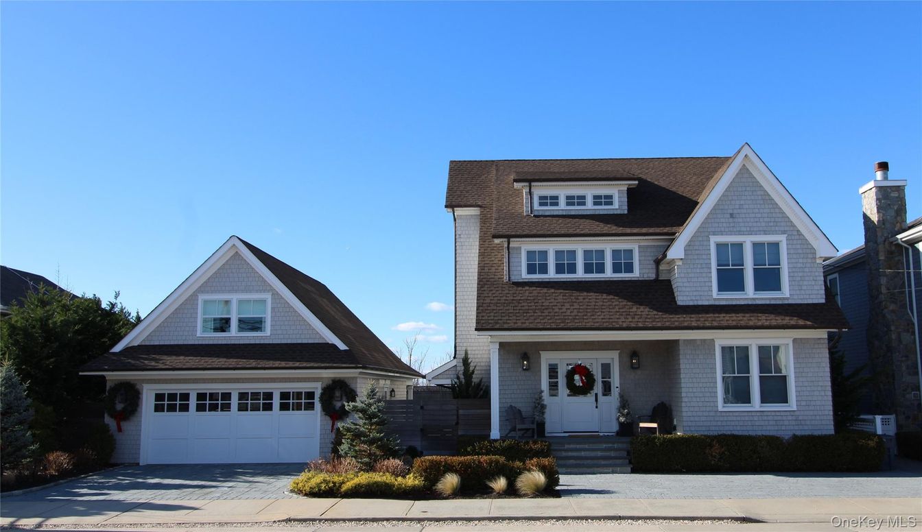 Attached, Exterior, Facade, Queen Anne Victorian