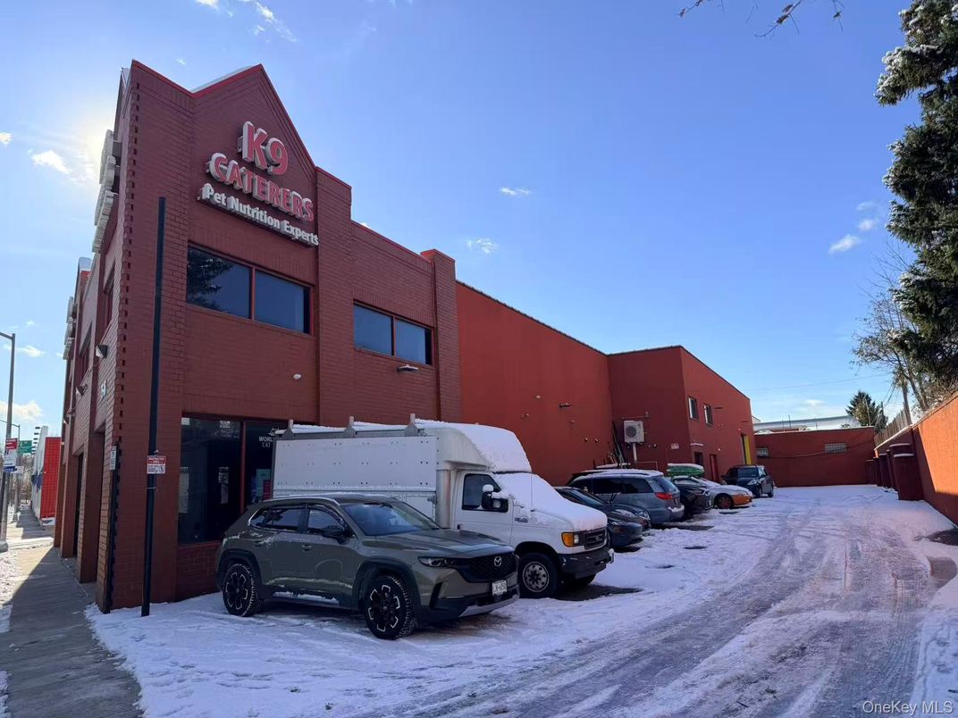 Exterior, Facade, Modern