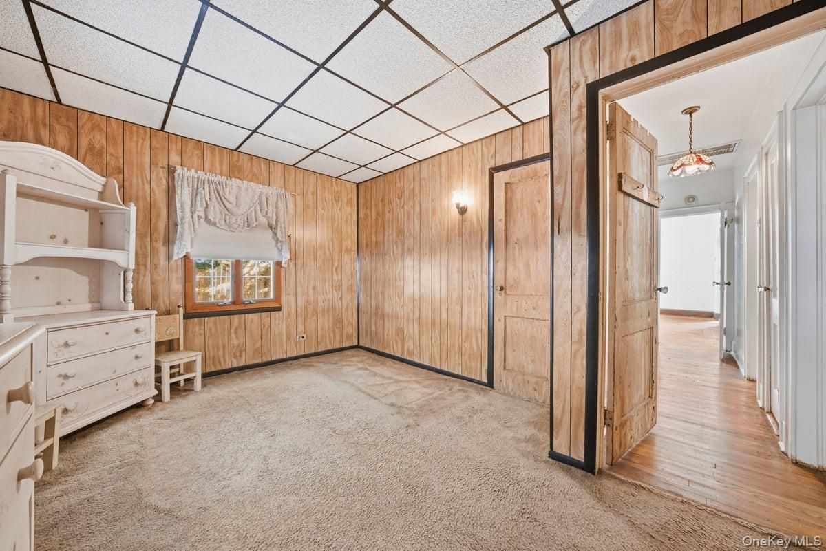 Empty room, Interior, Pendant Lights, Wooden Walls