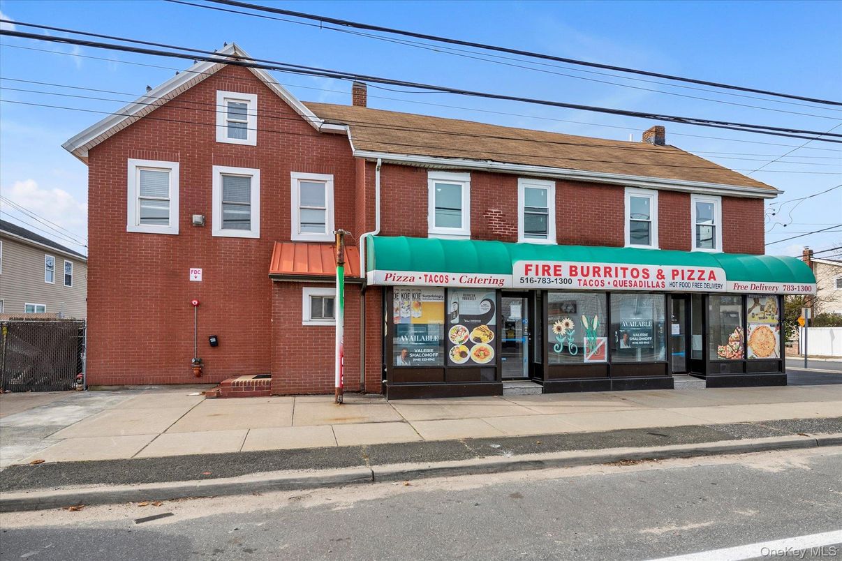 Exterior, Facade, Brick Facade, Rowhouse