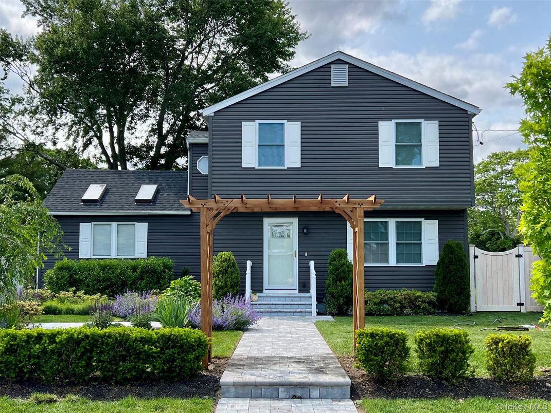 Exterior, Facade, Split Level