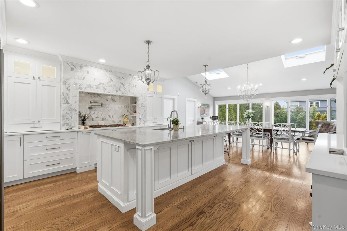 Chandelier, Dining room, Interior, Kitchen, Marble Walls, Pendant Lights, Recessed Lighting, Wood Texture Flooring
