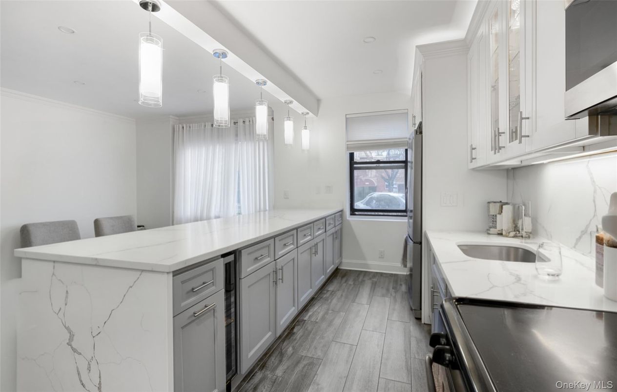 Interior, Kitchen, Pendant Lights, Recessed Lighting, Wood Texture Flooring