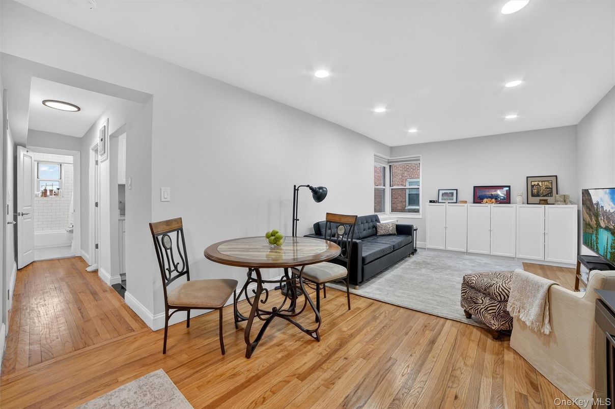 Interior, Recessed Lighting, Wood Texture Flooring