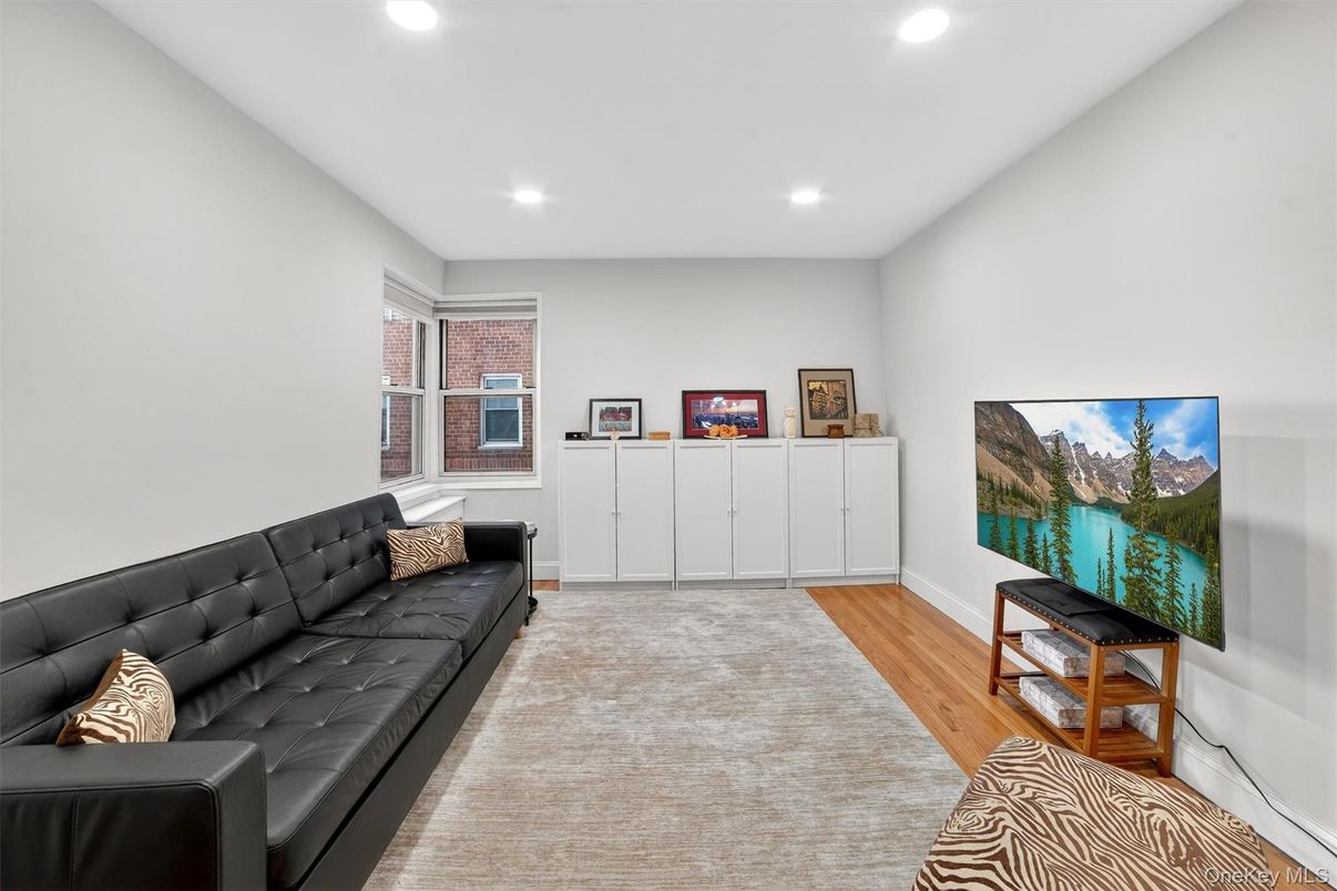 Interior, Recessed Lighting, Wood Texture Flooring