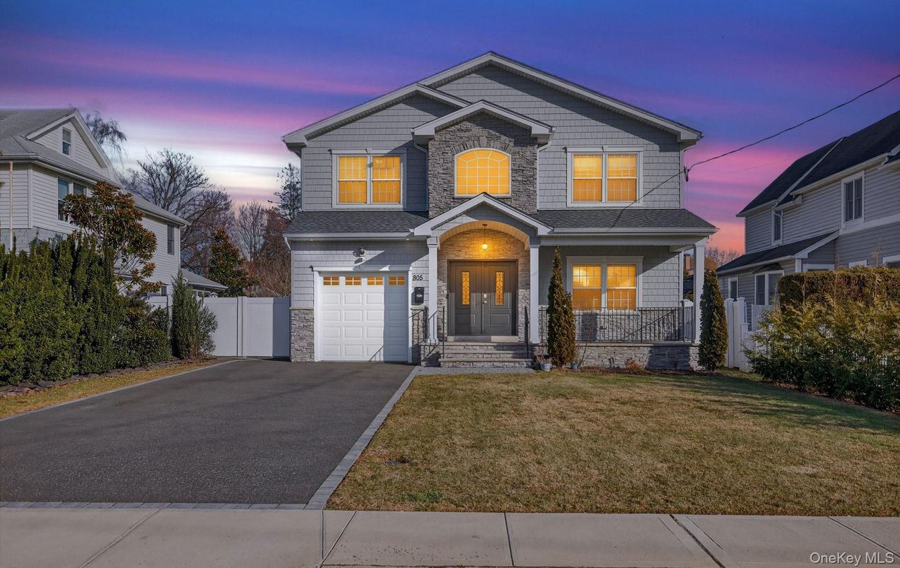 Attached, Exterior, Facade, Brick Traditional