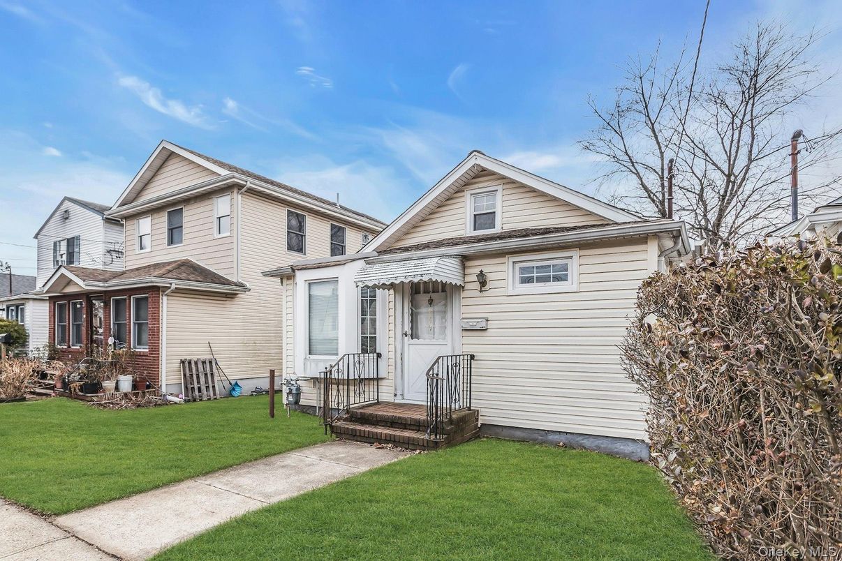 Exterior, Facade, Queen Anne Victorian