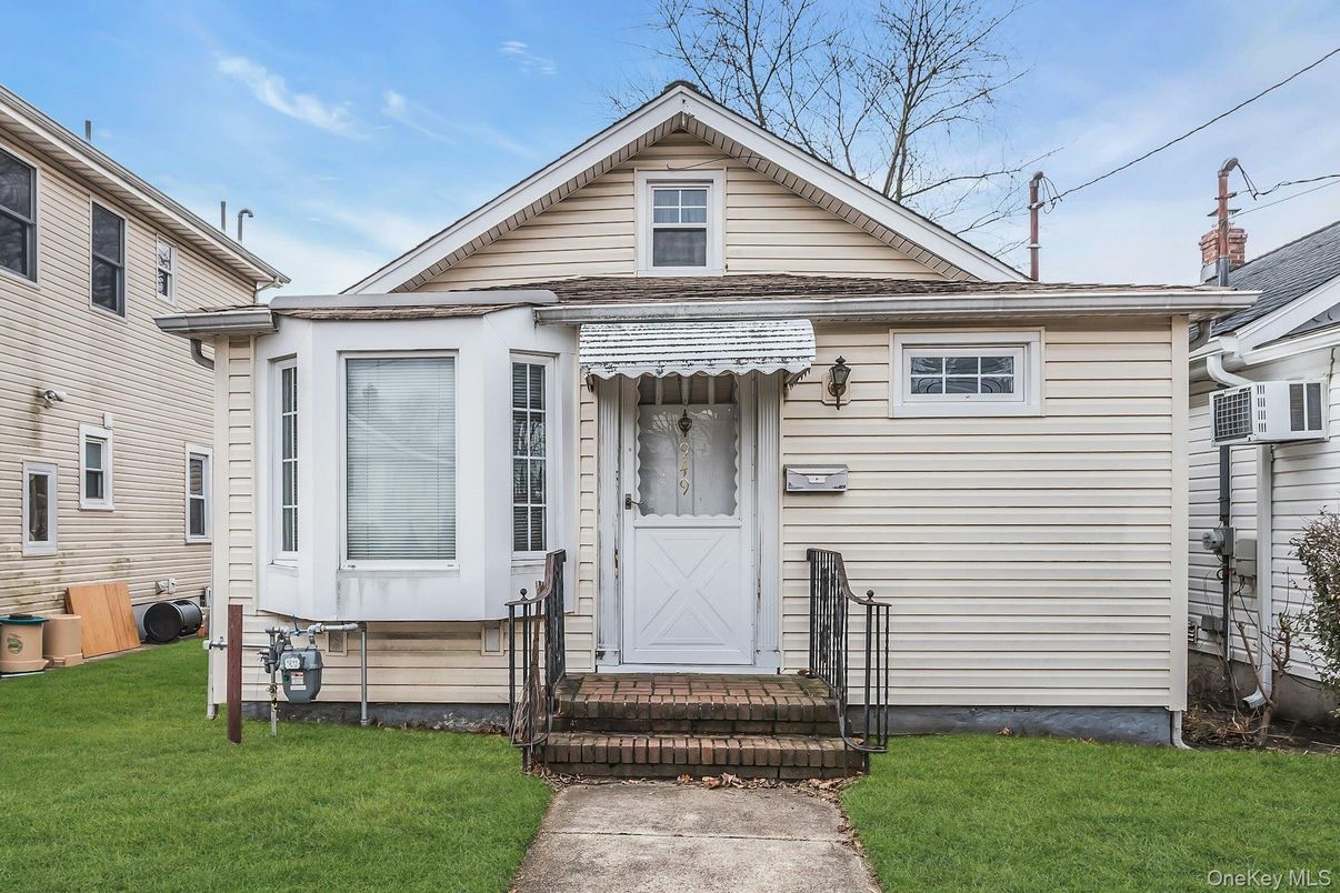 Exterior, Facade, Queen Anne Victorian