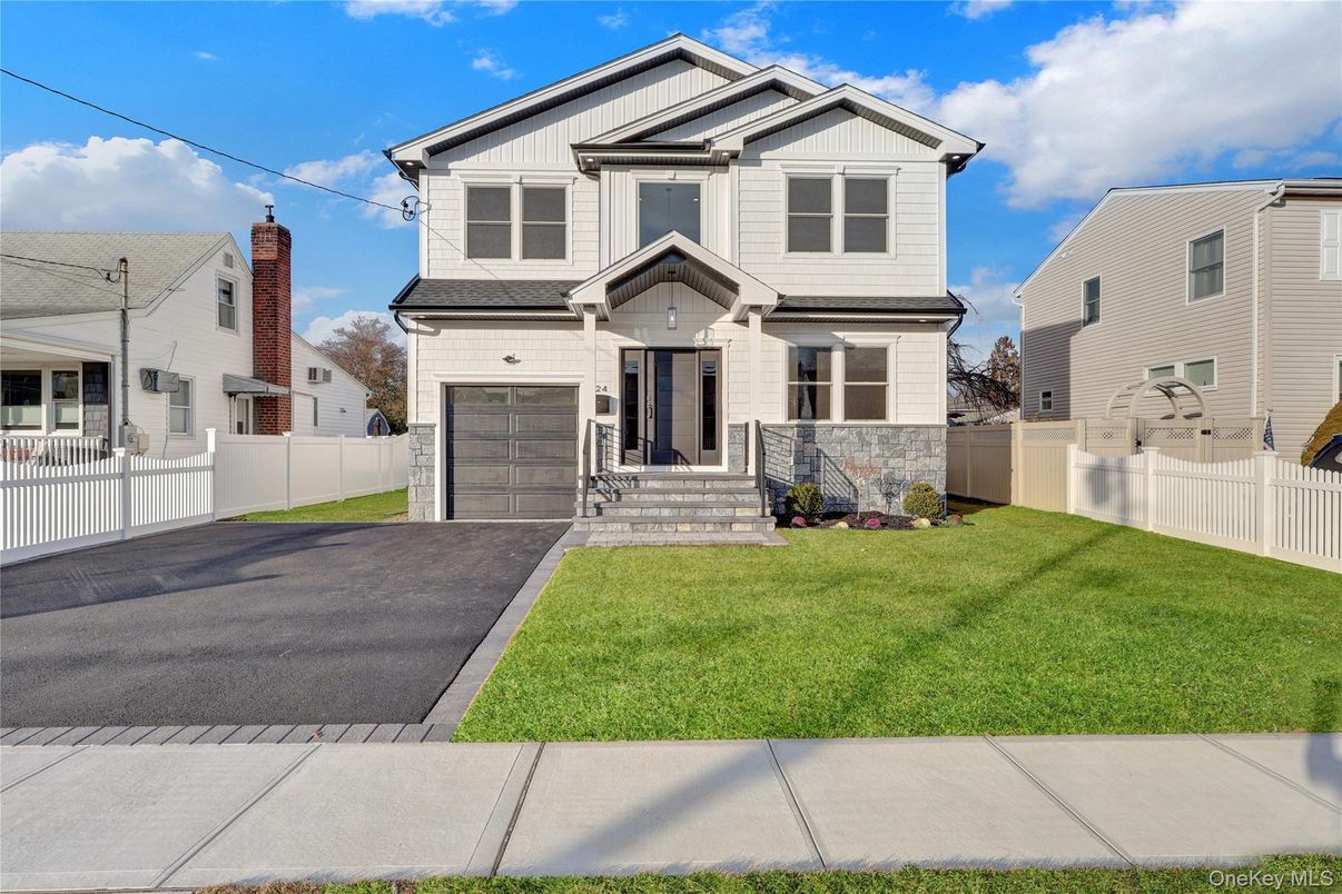 Attached, Exterior, Facade, Farmhouse