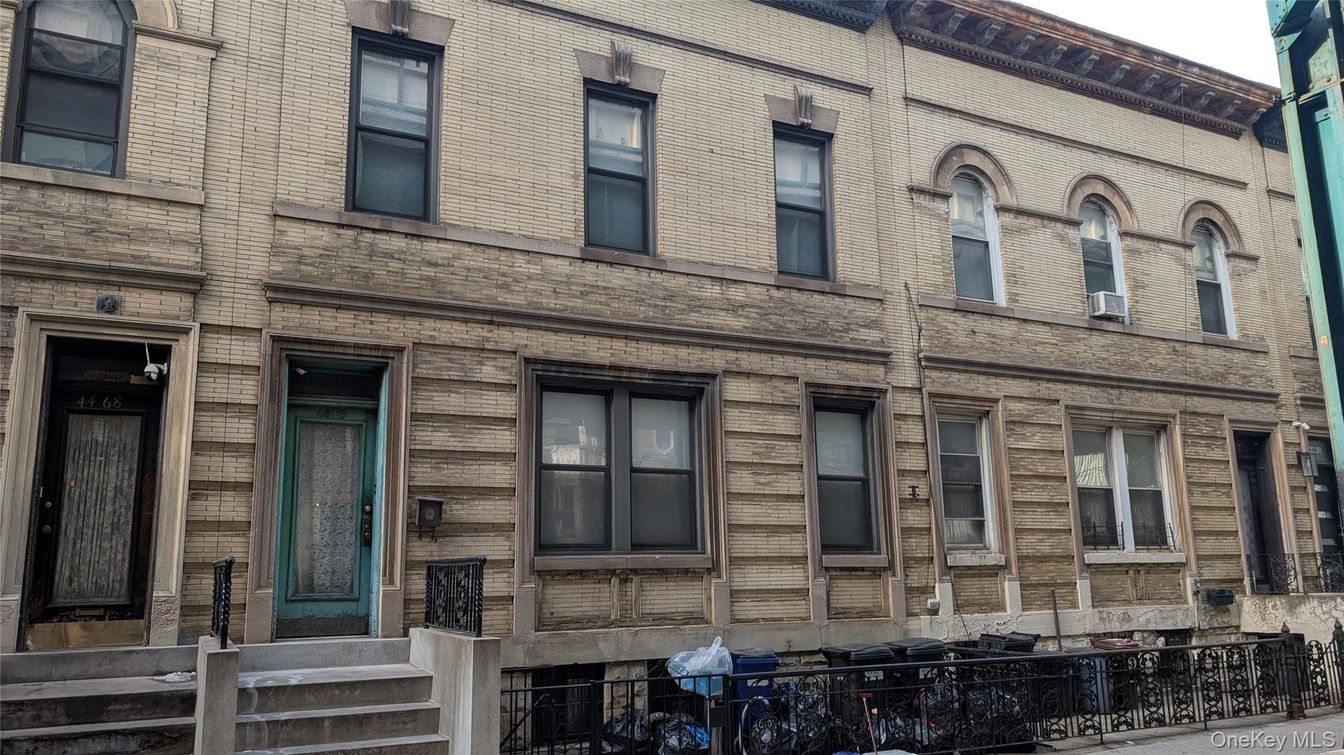 Exterior, Facade, Rowhouse