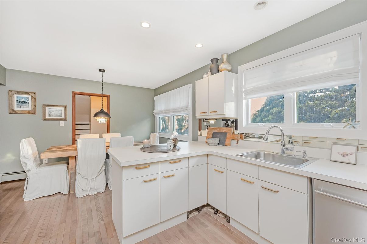 Dining room, Interior, Kitchen, Pendant Lights, Recessed Lighting, Wood Texture Flooring