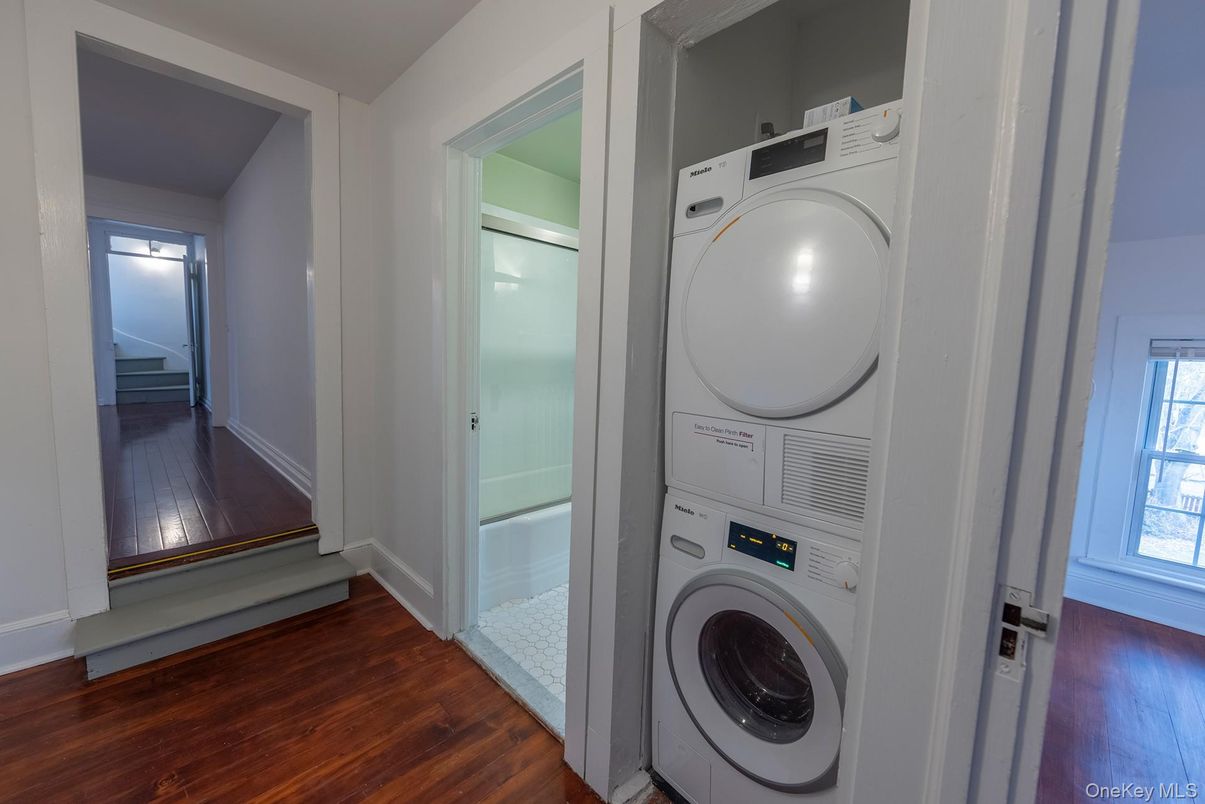 Interior, Utility Closets, Washer, Wood Texture Flooring