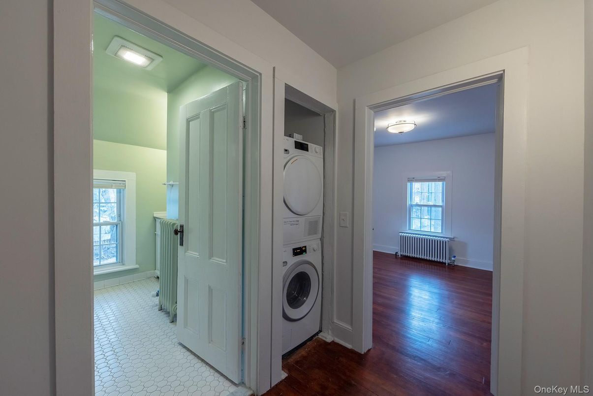Interior, Utility Closets, Washer, Wood Texture Flooring