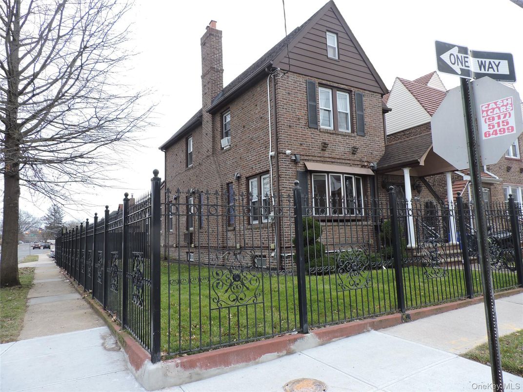 Exterior, Facade, Brick Facade, Rowhouse