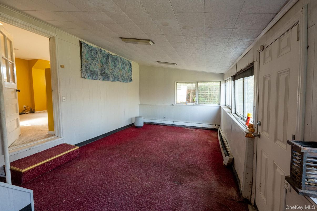 Empty room, Interior