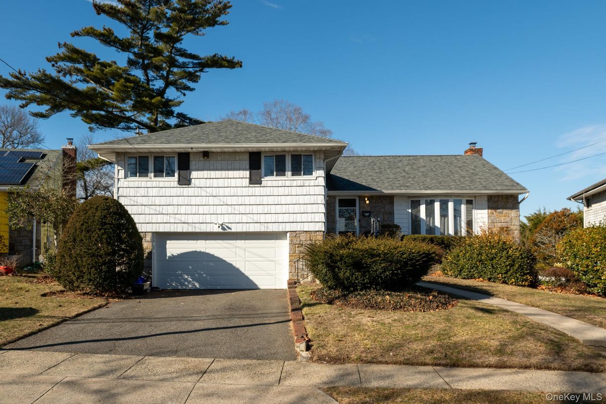 Attached, Exterior, Facade, Split Level