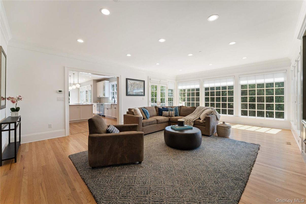 Interior, Living room, Pendant Lights, Recessed Lighting, Wood Texture Flooring
