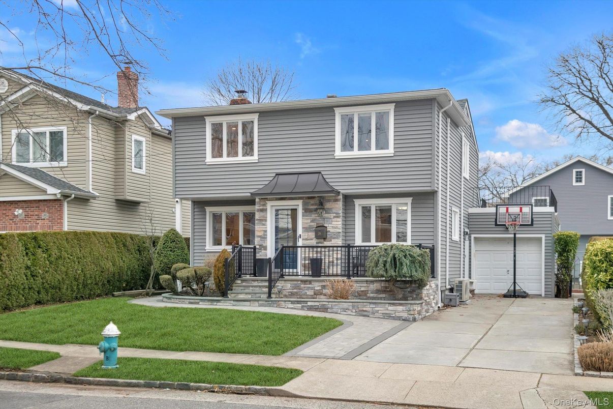 Attached, Exterior, Facade, Split Level