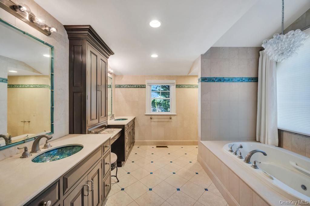 Bathroom, Dual Sink Vanities, Interior, Recessed Lighting