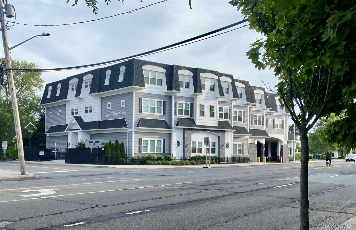 Exterior, Facade, Rowhouse