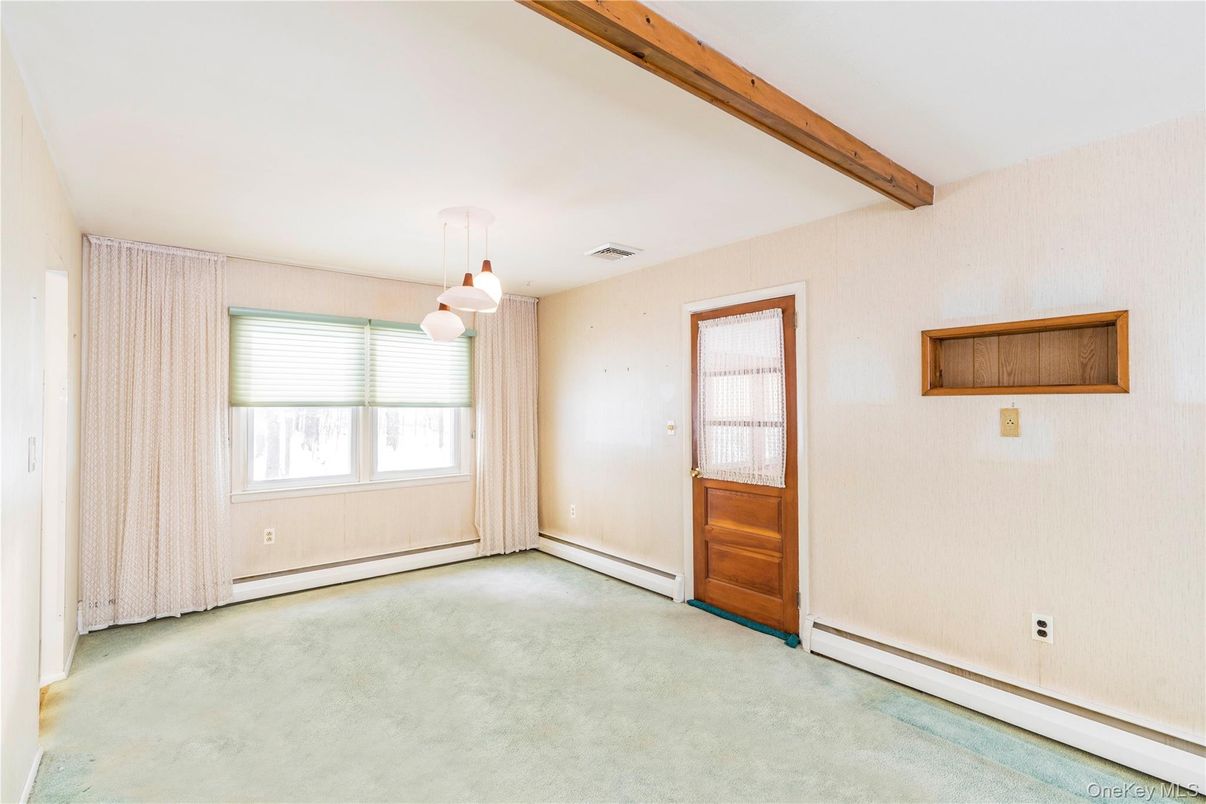 Empty room, Interior, Pendant Lights, Wooden Beams