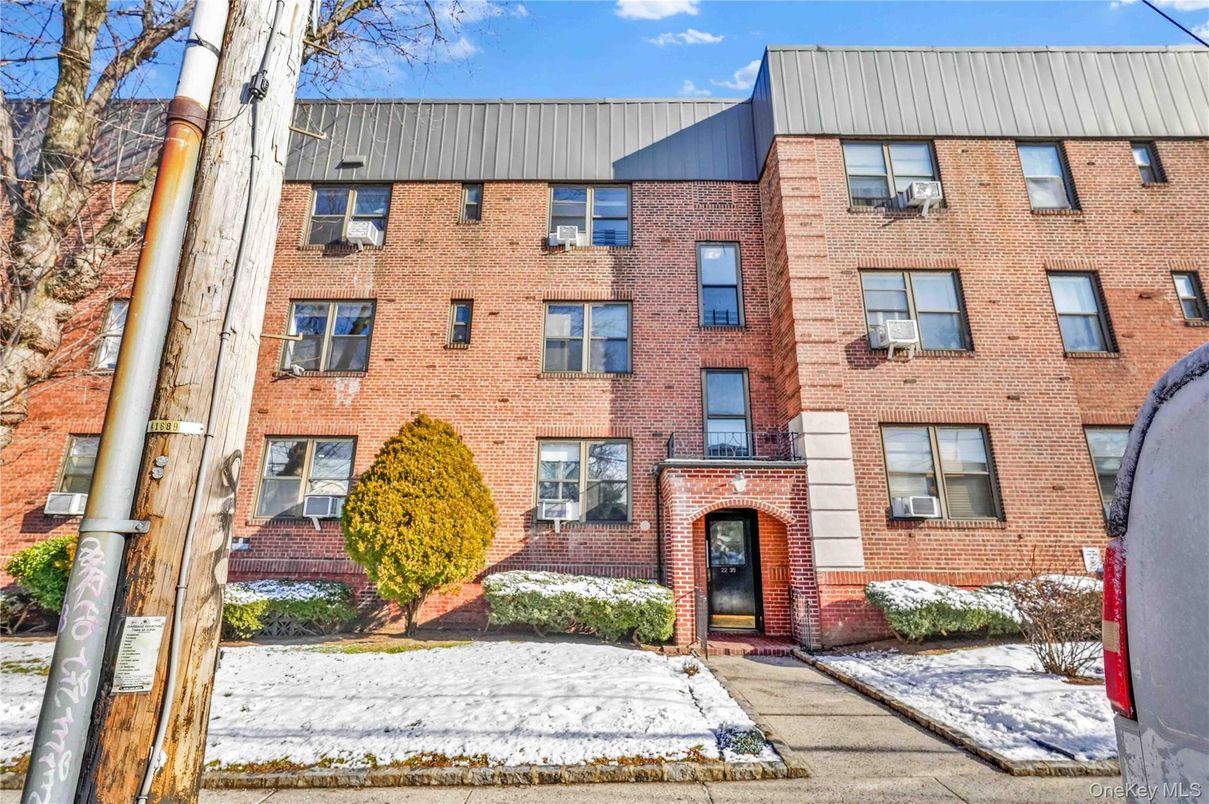 Exterior, Facade, Brick Facade, Rowhouse